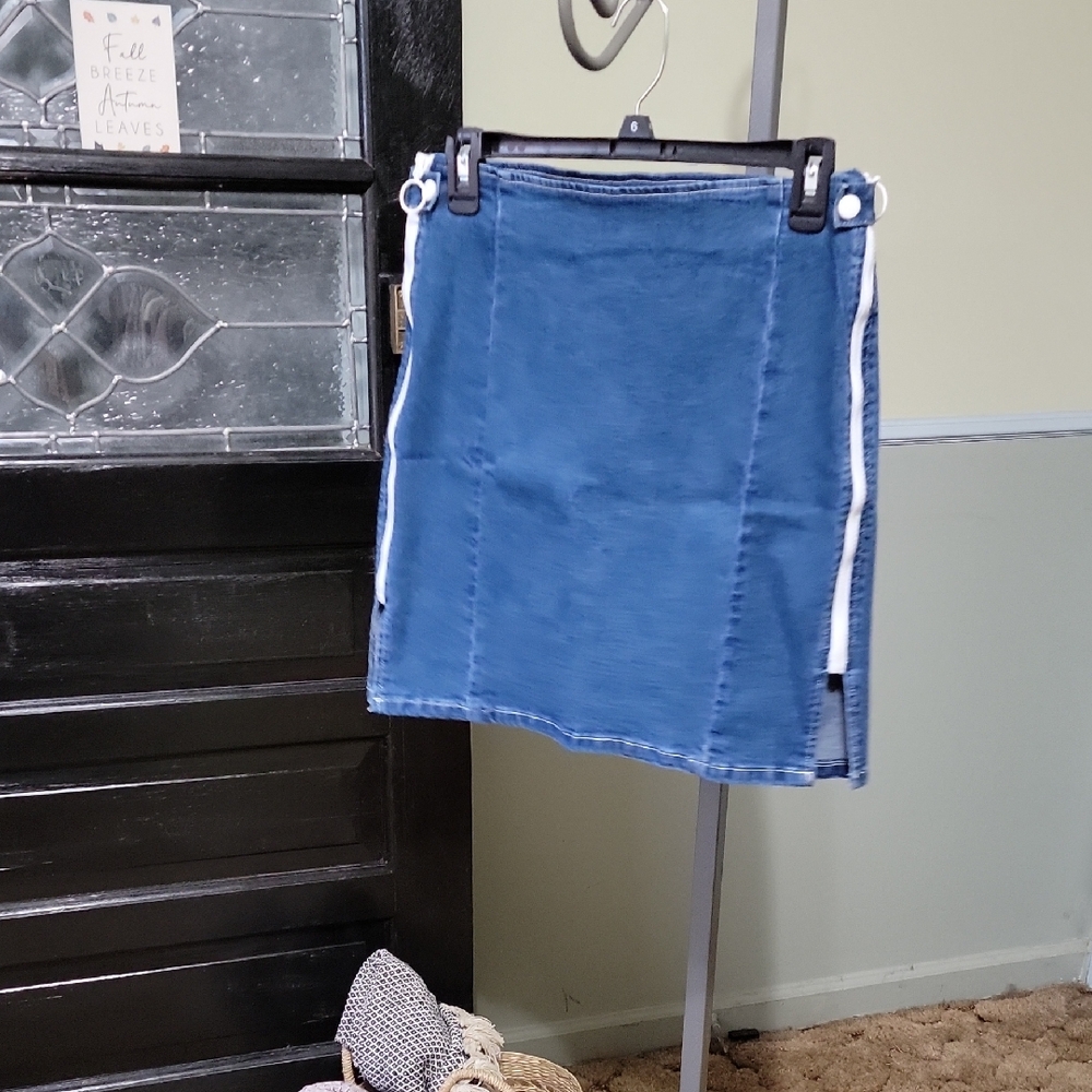 NWT DAVI & DANI Blue Denim Mini Skirt with White Side Zippers Woman Size M